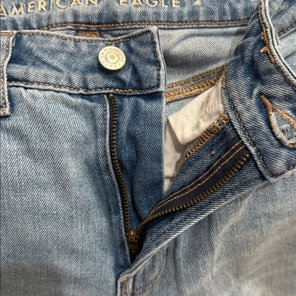 American Eagle Outfitters High Rise Mom Jean 0 Short Light Wash Distressed - Picture 9 of 12